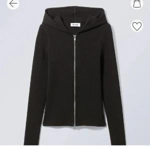 Weekday zip - Svart zip hoodie tight. Använd fåtalet gånger då den är lite liten. Hör av dig vid fundering. 150+frakt.