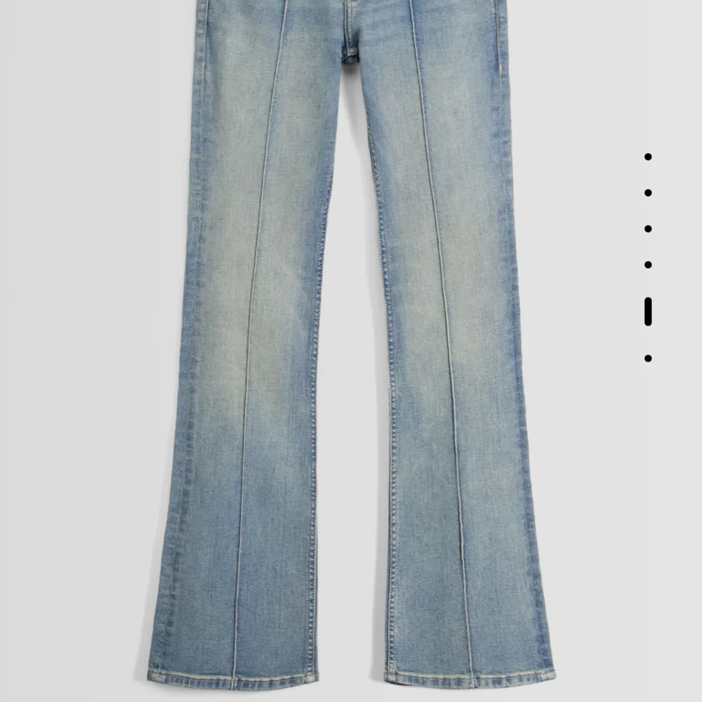 Ett par fina lågmidjade jeans från bershka som ja köpte för 1 månad sen, sparsamt använda dm för fler egna bilder❤️. Jeans & Byxor.