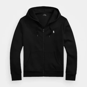 Svart Ralph Lauren Zip - (Har egna bilder) En svart Ralph Lauren zip som är skön, varm och i nyskick🤩   Nypris: (ca) 2000kr