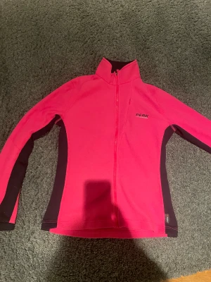 Rosa peak performance flease  - Rosa peak performance flease . Änvänd men inga skador eller fläckar . Bra kvalitet som håller ett tag till . Junior storlek medium … skulle nog säga storlek 146 cm 