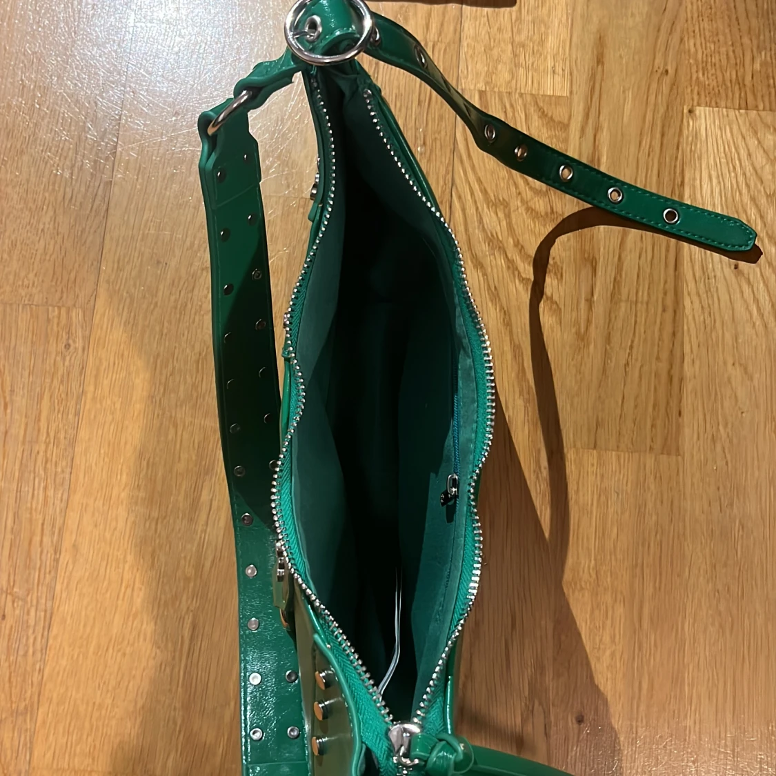 Grön väska från Stradivarius  - 91