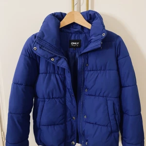 Vinter jacka - Jätte snygg jacka från only perfekt nu till vintern! Är i nyskick! Tror inte den går att köpa längre😊