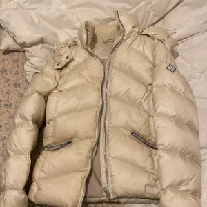 GANT JACKA - Säljer nu den här fina och varma GANT jackan som jag fick i julklapp 1 år sen säljer den på grund av att den blivit liten på mig Använd den Max 4 gånger men den har lite fläckar på luvan och ena axeln men det går att täcka 