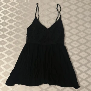 Jumpsuit - Svart byxdress perfekt för sommaren