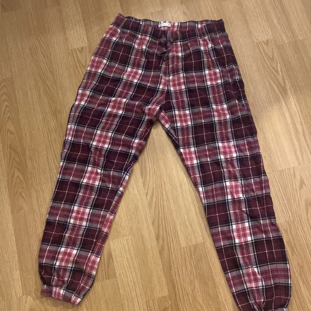 Säljer dessa super sköna pyjamasbyxor från Cubus ❤️. Jeans & Byxor.