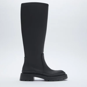 Zara svarta stövlar - Svarta stövlar från Zara. Fint skick. 