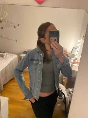 Jeansjacka - En blå jeansjacka från veto Moda. Inte använda många gånger. 