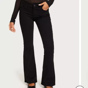 Lågmidjade jeans - Säljer dessa svarta lågmidjade bootcut jeans i märket pieces, använda en gång så nyskick!💗köpt för 449