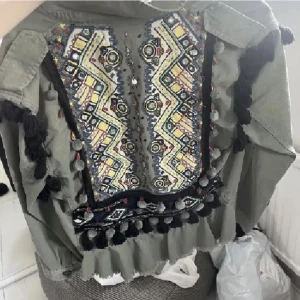 Grön jacka - Supersnygg grön jacka från zara. (Lånade bilder) skriv för fler bilder. Fint skick. Storlek S💕