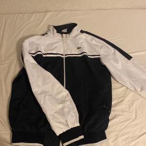 Lacoste tröja  - Helt oanvänd köpte den för våren/vintern men hitta inget som passade ljust färgena annars väldigt fin perfekt till våren