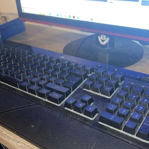 Corsair K55 rgb gaming keyboard  - Haft den I ett år nu och vill köpa ny. Den är i bra skick( behövs städas lite dock) 