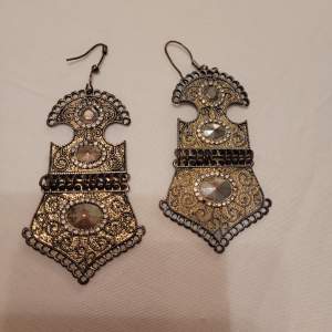 Guldpläterade örhängen i orientalisk stil 