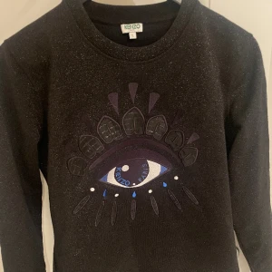 Kenzo tröja - Bra skick! Använt få antal gånger. De står storlek L, men skulle tro de är barnstorlek, men skulle säga att den är som en s. Den passar mig som brukar ha M och är ca 170