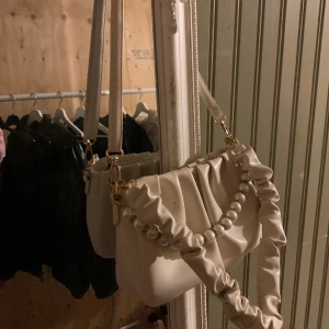 Väska  - Vit axelbands väska 