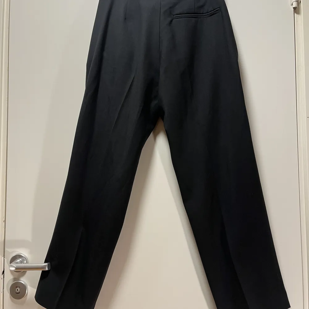 Storlek 36 Svarta ankellånga kostymbyxor Straight fit Medelhög midja  . Jeans & Byxor.