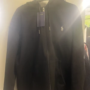 Polo kofta M(175)cm - Säljer oanvänd polo kofta 
