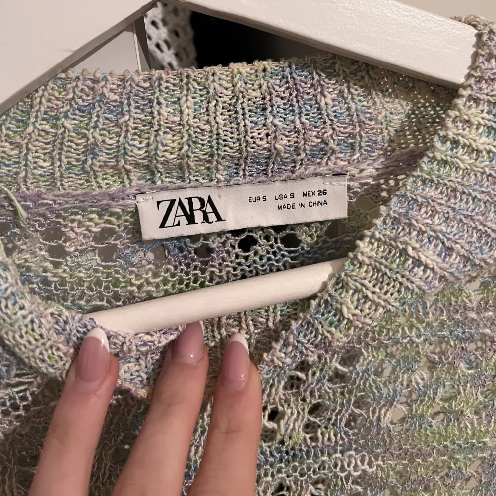 Hålstickad tröja i olika färger från Zara. Använt fåtal gånger 🥰. Blusar.