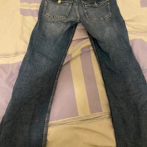 Oandvända jeans som är superfina men som jag inte andvänder det finns inga defekter på dem,frakten kostar 25