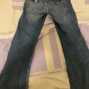 Oandvända jeans som är superfina men som jag inte andvänder det finns inga defekter på dem,frakten kostar 25