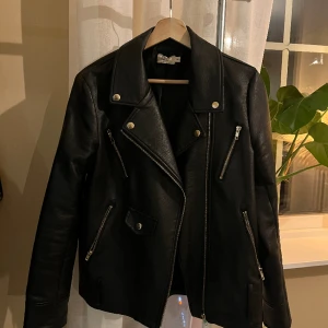 Skinnjacka - Svart skinnjacka med guldiga detaljer från NA-KD