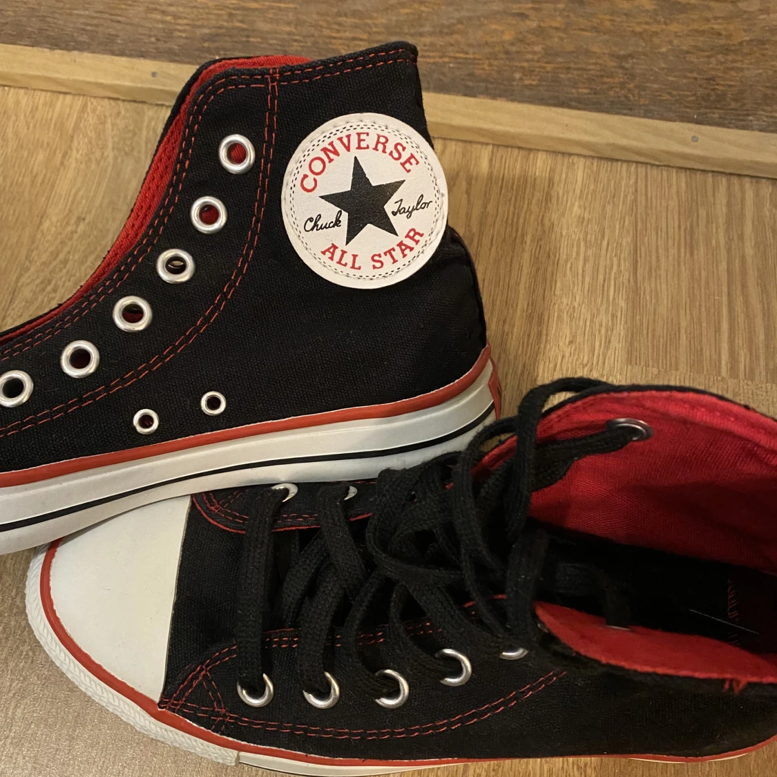 Rödsvarta Converse 