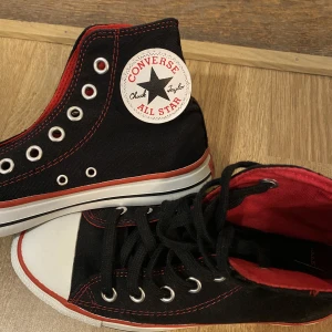 Rödsvarta Converse  - Röda och svarta Converse köpta i USA, nästan inte använda alls, märket fram går säkert att putsa bort nypris över 1000 säljer för 300. Obs ena skon saknar skosnöre 