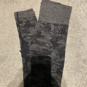 Gymshark camo tights - Säljer dessa då de inte kommer till användning🙌 väl använda men inget problem med skicket! Passar XS-M