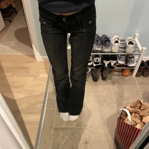 Lågmidjade jeans  - INTRESSEKOLL! på mina as snygga svarta jeans från HM! Super bra skick! Skriv om ni är intresserade och hör ett prisförslag!! Helst runt 200-400kr!! 🖤🙌🏽🖤🙌🏽storlek 32 !! 