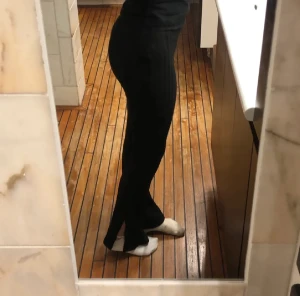 Ribbade byxor med slits  - Skick 10/10, skriv för frågor och bilder