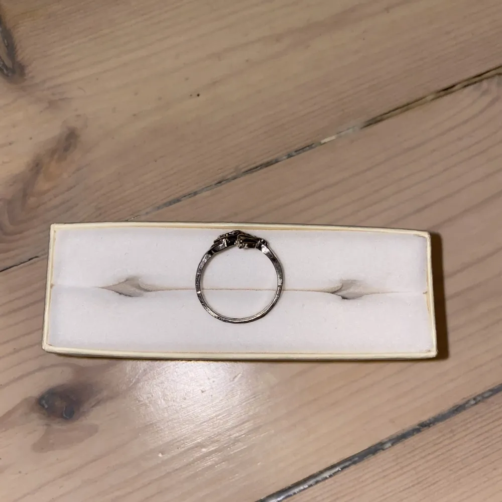 jätte gullig liten ring med en liten fe/ängel på. aldrig använd då den är lite för liten på mig. . Accessoarer.