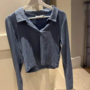 Tröja  - Liten i storleken så perfekt att ha över en vit t-shirt. Funkar att ha som vanlig tröja också.