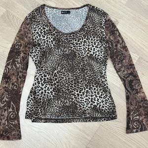 Säljer denna leopardmönstrade tröja💓 Ganska tunt material.  Köpt på secondhand för 80 kr, superbra skick! Skriv för mått eller fler bilder😚