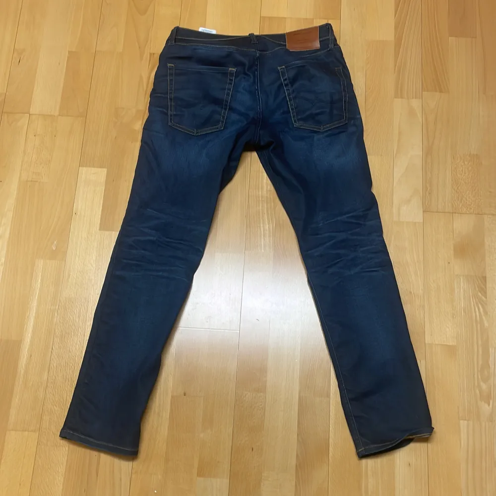 Splitter nya Jack & Jones jeans som är använda ca 5 gånger. Skick 10/10. Jeans & Byxor.