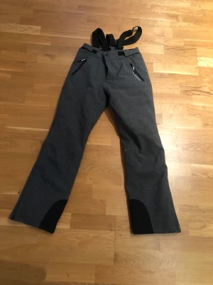Skidbyxor  - Skidbyxor i bra begagnat skick.  Innerbensmått: 74 cm 