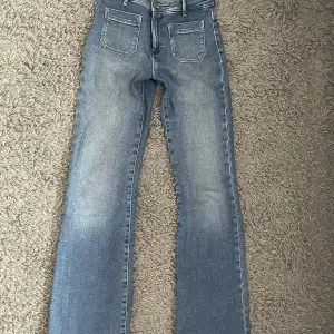 Säljer mina nästan lågmidjade bootcut Wrangler jeans. Dom har ksk använts 2 gånger så jättebra skick. Nypris 950 säljer för 500. Vet inte storleken tyvärr men dom passar mig i längden som är 163 och skulle nog passa dom som är lite längre elr kortare🤍