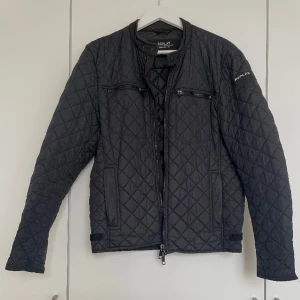 Replay quiltad jacka - Herrjacka från Replay i bra skick! Tunn quiltad jacka med stoppning. Säljer åt min pojkvän.💛 