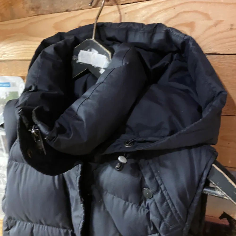 peake performance väst med luva som går att ta bort. Färgen är lite mer åt svarta hållet än blå Vi är en Second hand butik i Knivsta på 600 kvm som säljer möbler, prylar och kläder! . Takit.