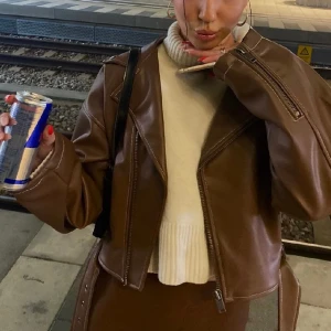 Skinnjacka  - Brun skinnjacka från Nelly (biancas kollektion) storlek S