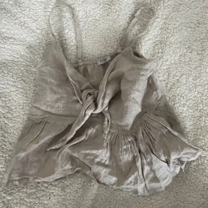 Ett beiget linne i linne - Jättegulligt linne i 100% linne som jag köpte utomlands. Kommer inte till användning!