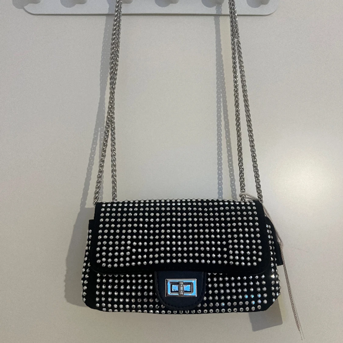 Väska med strassdetaljer
