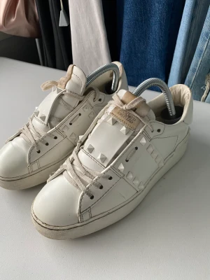 Valentino skor  - Använda valentino skor, säljer för 1500, givetvis äkta. Kvitto finns. Storlek 37,5. Det medkommer extra skosnören.   Skicket är som på bilderna. Kan man rengöra skor är det ett kap.   Nypris runt 5000kr