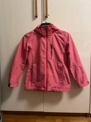 McKinley rosa jacka  - Höst/vår jacka. Vindtät och tål även lite vatten! Storlek 150!