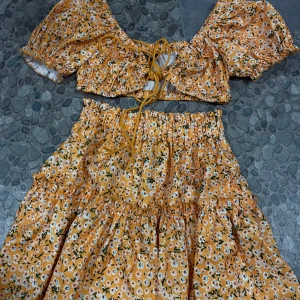 Kjol set - Jätte gulligt gult set, inte rättvist ljus på bilden men jätte fin. Storlek xs/s