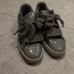 Puma skor - Ett par söta gröna puma skor. Inte så använda men har en defekt som man kan se på bild. Pris kan diskuteras🩷