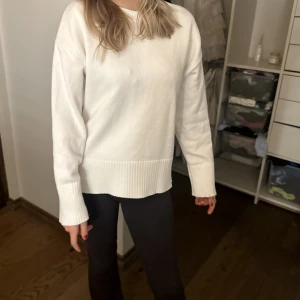 Vit stickad tröja från zara - Säljer min vita stickade tröja från zara! I storlek S. Ordinarie pris: 399kr mitt pris 215kr🥰