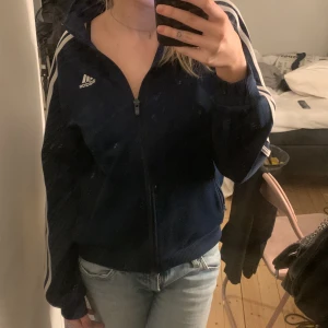 mörkblå adidas kofta  - skriv för frågor❤️ de it fri frakt