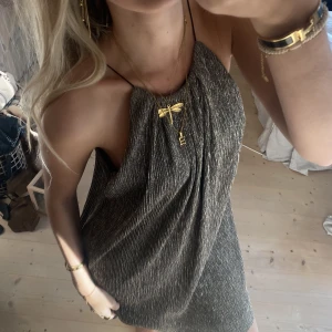 Klänning  - SUPER snygg klänning, perflet till nyår ❣️❣️❣️sitter jätte nice och är väldigt bra kvalitet!!