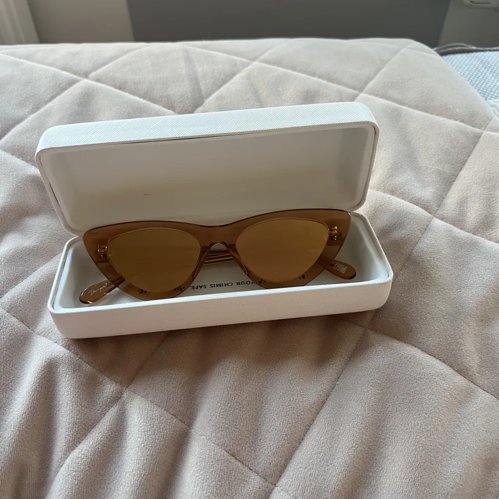 En äldre kollektion chimi eyewear i #006 Peach. I myxker bra skick, endast hårdfodral följer med. . Accessoarer.