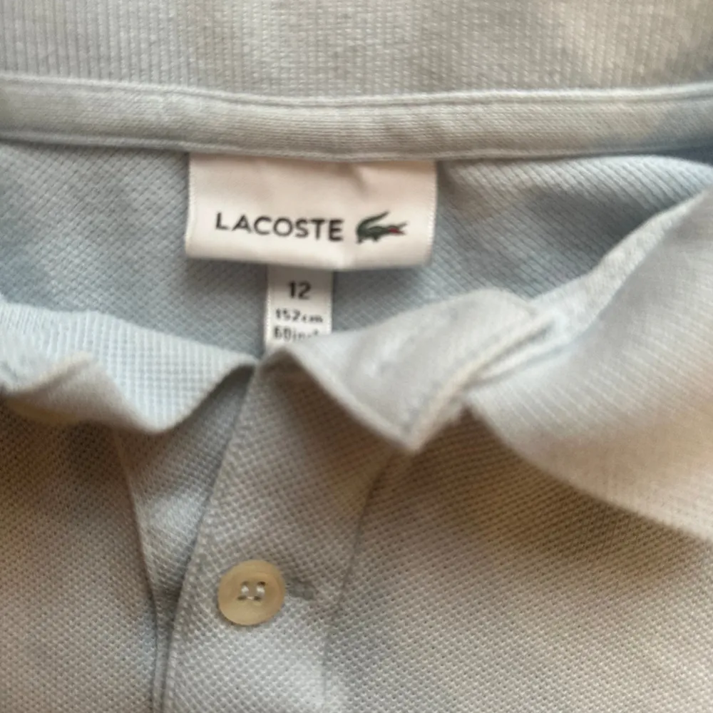 Säljer en Lacoste piké för 150 kr och är köpt för ca 800. Storlek 12 år. Är använd men i fint skick.. Skjortor.