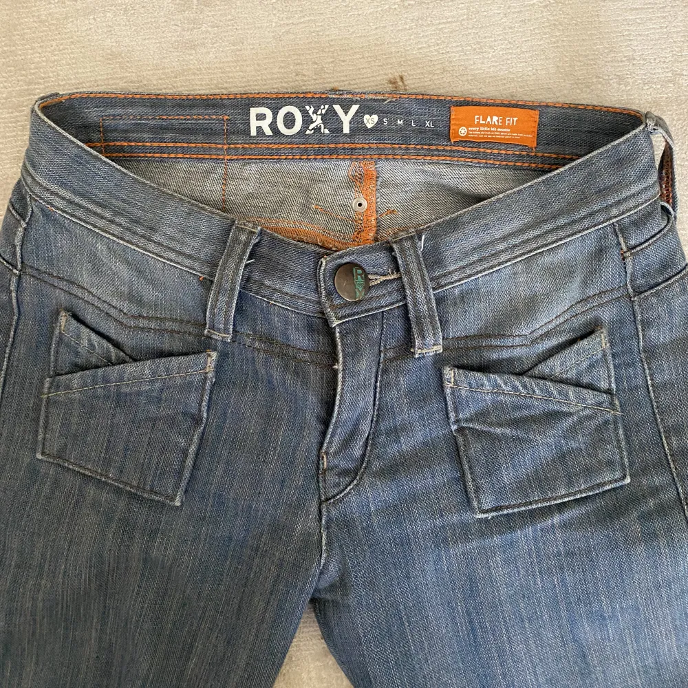 Mina favorit lågmidjade jeans från Roxy som tyvärr blivit för små och därav säljer. Har blivit lite slitna längst ner, syns på sista bilden, men verkligen inget man tänker på! Midjemått rakt över: 36 cm. Innerbenslängd: 84 cm❤️ Kom privat för fler bilder!. Jeans & Byxor.